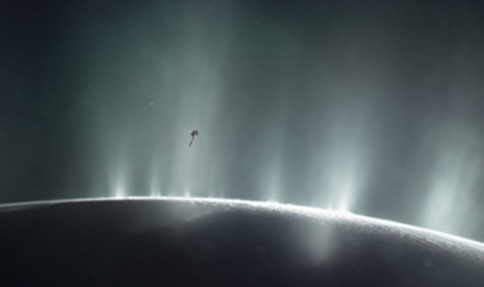 Hình ảnh các cột khí phun lên từ bề mặt Enceladus của sao Thổ được tàu vũ trụ Cassini chụp lại. Ảnh: NASA.