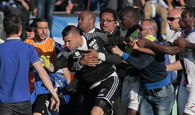 Bạo loạn xảy ra ngay trước khi trận đấu diễn ra. (Nguồn: AFP/Getty Images)