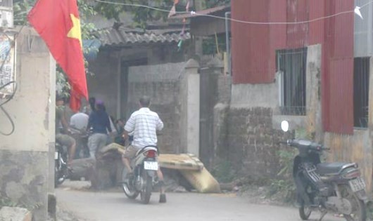 Đường vào thôn Hoành, xã Đồng Tâm bị thu hẹp bởi một số chướng ngại vật. Ảnh: Huyền My.
