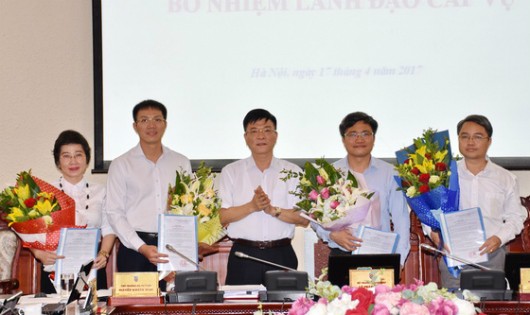  Bộ trưởng Lê Thành Long trao quyết định bổ nhiệm 4 lãnh đạo cấp Vụ