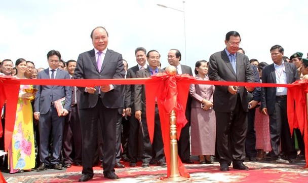 Thủ tướng Chính phủ Nguyễn Xuân Phúc và Thủ tướng Chính phủ Vương quốc Campuchia Samdech Techo Hun Sen cắt băng khánh thành Cầu Long Bình-Chrey Thom. Ảnh: Nhân Dân