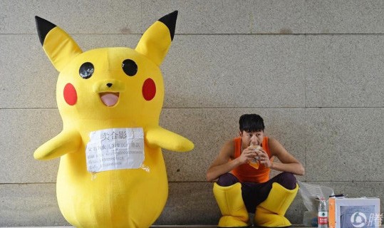 Mẫu nam 9X giả Pikachu ở ga tàu kiếm tiền chữa bệnh cho con