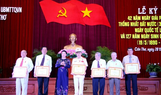 Chủ tịch Quốc hội Nguyễn Thị Kim Ngân trao Huy hiệu Đảng cho các Đảng viên lão thành cách mạng đang sinh hoạt Đảng tại Cần Thơ.