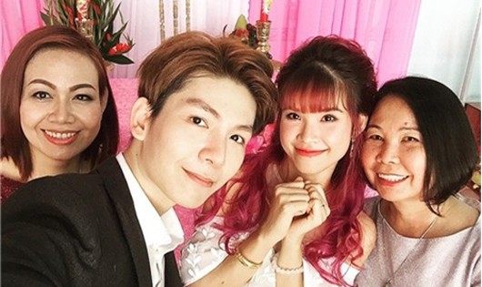 Hình ảnh trong lễ đính hôn của Khởi My vừa qua, cô và Kelvin Khánh bên 2 mẹ