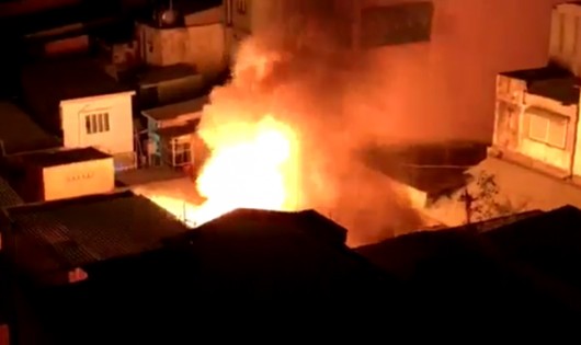 Sau tiếng nổ lớn phát ra, căn nhà bên trong con hẻm đường Nguyễn Trãi, quận 1 bùng cháy dữ dội. Ảnh: Yên Trang/Báo Giao thông.