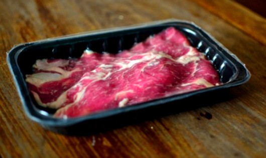 Với trọng lượng khoảng 250 gram, một vỉ thịt thăng lưng Iberico thế này được bán tại Việt Nam với giá khoảng 230.000 đồng.