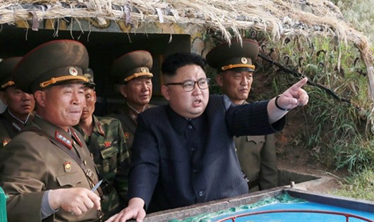 Lãnh đạo Triều Tiên Kim Jong-un và các quan chức quân sự. Ảnh: KCNA