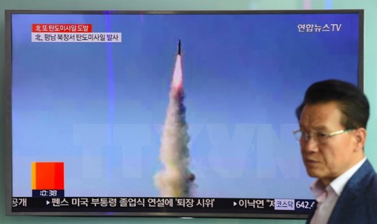 Người dân theo dõi hình ảnh phát qua truyền hình vụ thử tên lửa đạn đạo mới của Triều Tiên Pukguksong-2, ở Seoul ngày 22/5. (Nguồn: AFP/TTXVN)
