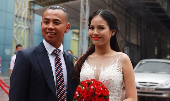 Chí Anh và vợ trẻ kém 20 tuổi trong ngày cưới.