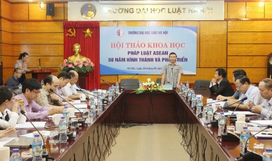 TS Chu Mạnh Hùng - Phó Hiệu trưởng Trường ĐH Luật Hà Nội phát biểu khai mạc hội thảo.
