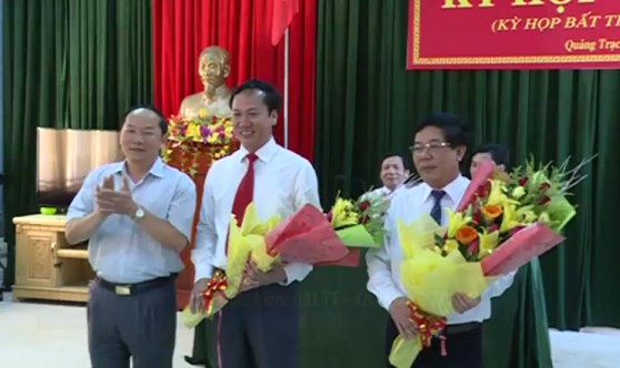 Cựu Chủ tịch Quảng Trạch Phan Ngọc Duy (ngoài cùng bên phải) và tân Chủ tịch Quảng Trạch Nguyễn Xuân Đạt (giữa) trong ngày thông báo quyết định điều động, bổ nhiệm.
