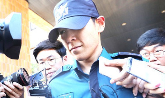 Hình ảnh T.O.P rời trụ sở cảnh sát hôm 5/6.
