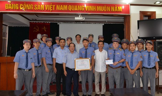 Phó TGĐ Đoàn Duy Hoạch trao giấy khen thưởng cho ông Dương Ngọc Nam và Tổ tàu SE1. Ảnh: Tổng Công ty Đường sắt Việt Nam.