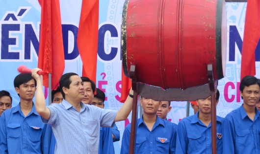 Ông Ngô Hùng, phó chủ tịch UBND tỉnh Sóc Trăng đánh trống trong lễ xuất quân Chiến dịch Thanh niên tình nguyện hè năm 2017.