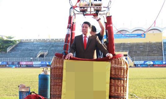 Ông Phạm Tuấn Sơn trên chiếc khinh khí cầu.