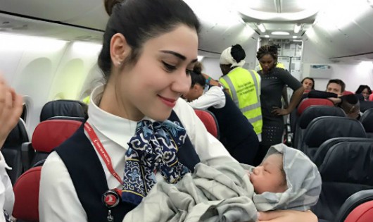 Đầu tháng 4/2017, chuyến bay của hãng hàng không Thổ Nhĩ Kỳ Turkish Airlines bất ngờ chào đón thêm một hành khách ở độ cao 12.800 mét khi một phụ nữ hạ sinh con gái trên khoang. 