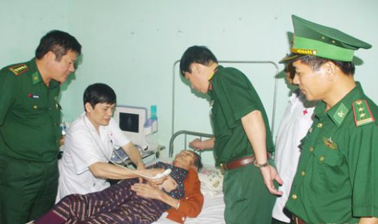 Khám bệnh cho các bệnh nhân người Lào ở Khăm Cợt. Ảnh: Báo Nghệ An.