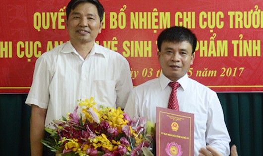 Ông Chu Trọng Trang lúc nhận quyết định bổ nhiệm giữ chức Chi cục trưởng An toàn vệ sinh thực phẩm. Ảnh: Nghệ An.