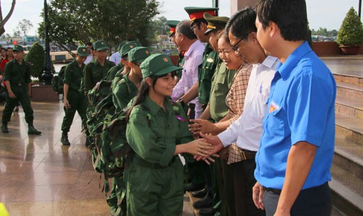 Lãnh đạo TP Cần Thơ tiễn các “chiến sĩ nhí” lên đường tham gia Học kỳ trong quân đội.