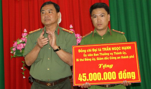 Giám đốc Công an TP Cần Thơ Trần Ngọc Hạnh trao bảng hỗ trợ “Nhà nghĩa tình đồng đội” cho chiến sĩ Công an có hoàn cảnh khó khăn.