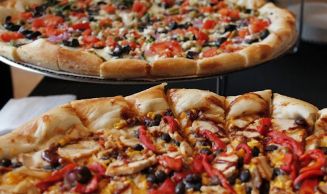 Hãy yêu cầu cắt pizza thành 16 miếng thay vì 8 miếng như bình thường. Ảnh: Libby Perold/SpoonUniversity.