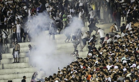 Bạo loạn xảy ra ở trận Vasco da Gama thua Flamengo. (Nguồn: EPA)