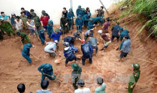Lực lượng chức năng khẩn trương khắc phục thiên tai tại thị trấn Vinh Quang, huyện Hoàng Su Phì, tỉnh Hà Giang. Ảnh: TTXVN  
