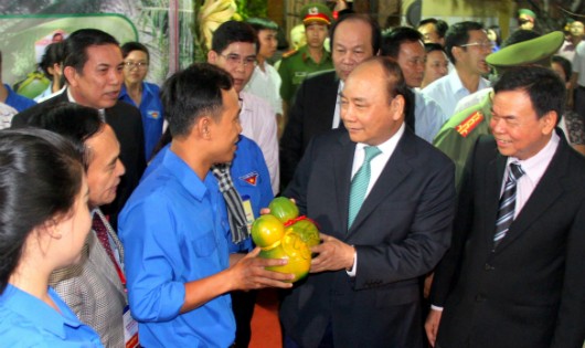Thủ tướng Nguyễn Xuân Phúc tham quan các gian hàng khởi nghiệp tại Lễ khai mạc Ngày hội Bến Tre - Đồng khởi khởi nghiệp 2017.