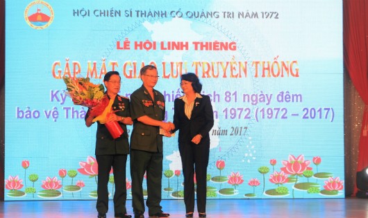 Phó Chủ tịch nước Đặng Thị Ngọc Thịnh gặp mặt các chiến sĩ Thành cổ Quảng Trị. Ảnh: VGP/Thế Phong
