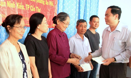 Chủ tịch UBTƯ MTTQ Việt Nam tặng quà gia đình chính sách miền Tây
