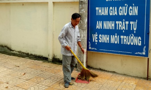 Ông Phạm Văn Hòa với công việc quen thuộc của mình.