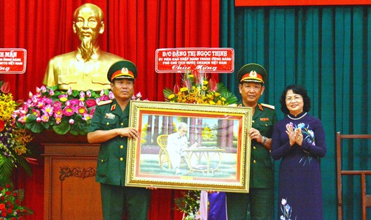 Phó chủ tịch nước Đặng Thị Ngọc Thịnh tặng quà lưu niệm cho Bộ Tư lệnh Quân khu 9.
​