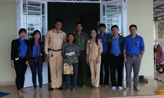 Đến thăm tặng quà cho gia đình bà Nguyễn Thị Mai - vợ Liệt sỹ