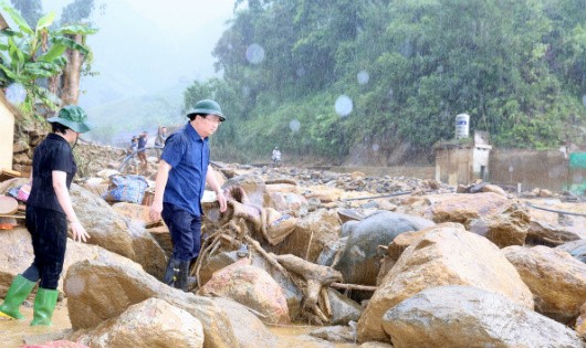 Phó Thủ tướng Trịnh Đình Dũng thị sát nơi xảy ra lũ quét ở Mù Cang Chải, Yên Bái ngày 3/8. Ảnh: VGP/Xuân Tuyến