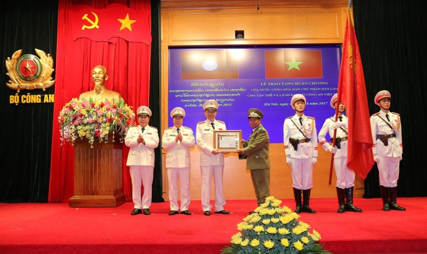 Trung tướng Somkeo Silavong, Bộ trưởng Bộ An ninh Cộng hòa DCND Lào đã gắn và trao Huân chương Phát triển hạng Nhất cho Bộ Công an Việt Nam.