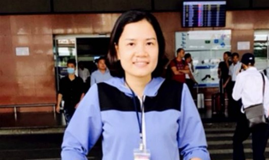 Chị Nguyễn Thị Ngọc Anh, nhân viên xe đẩy thuộc Trung tâm Khai thác ga Nội Bài, đã trả lại tài sản trị giá hơn 750 triệu đồng cho hành khách bỏ quên.