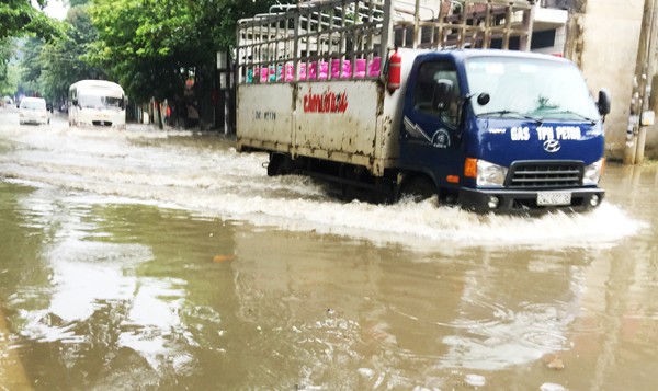 Do ảnh hưởng của tàn dư bão số 7, TP. Lào Cai có mưa to gây ngập một số tuyến phố. Ảnh: Ngọc Bằng