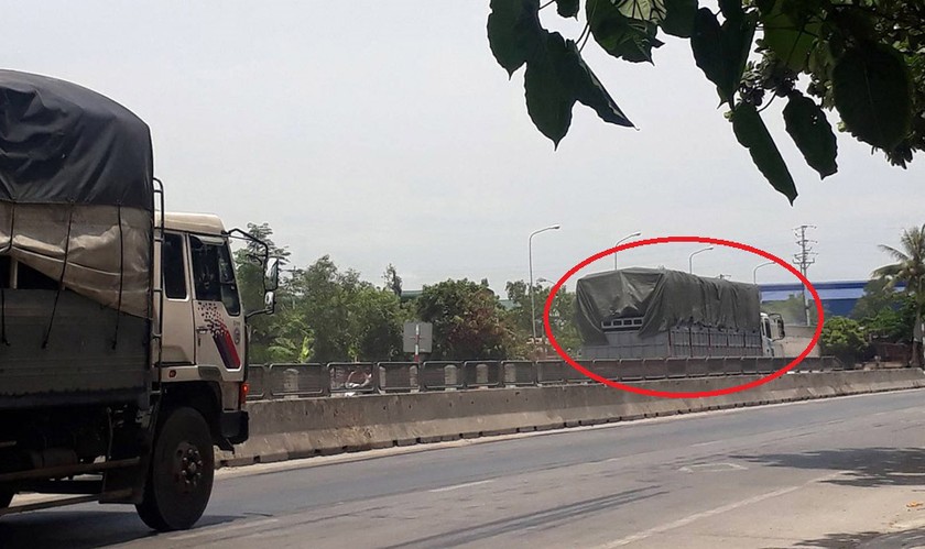 Ô tô vun vút ngược chiều trước trạm CSGT ở Nghệ An