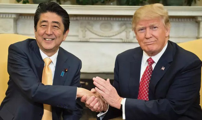 Thủ tướng Nhật Bản Shinzo Abe và Tổng thống Mỹ Donald Trump trong một buổi gặp mặt. (Nguồn: AFP)