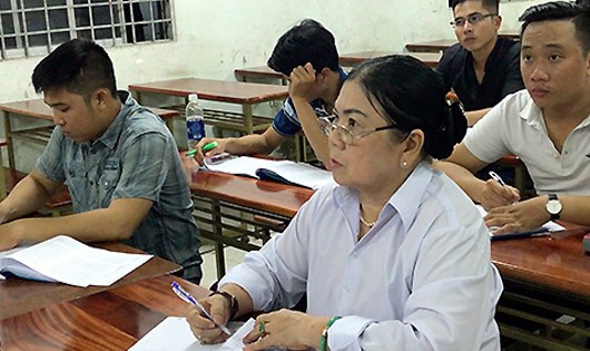 Sinh viên 60 tuổi Vi Thị Kiên quyết tâm thực hiện ước mơ đại học của mình. Ảnh:Cửu Long.