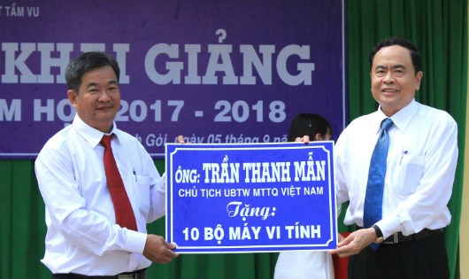 Chủ tịch UBTƯMTTQ Việt Nam Trần Thanh Mẫn tặng máy vi tính cho Trường THPT Tầm Vu. 