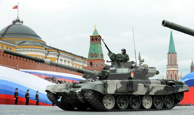 Xe tăng T-90 của Nga diễu binh trên quảng trường Đỏ. (Nguồn: AFP/TTXVN)