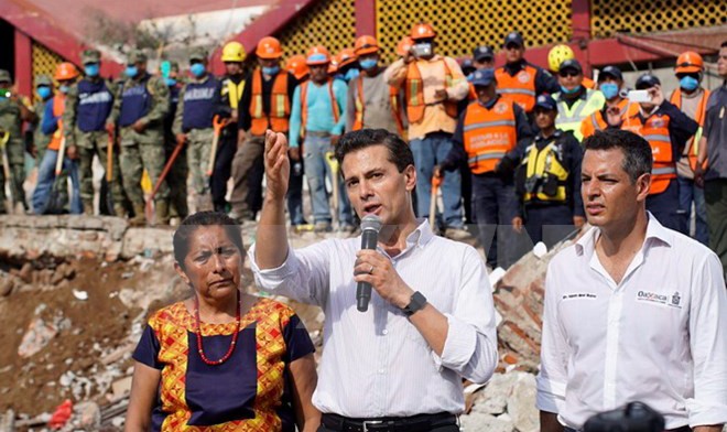 Tổng thống Mexico Enrique Pena Nieto (giữa, phía trước) tới thăm thành phố Juchitan de Zaragoza, bang Oaxaca sau động đất ngày 8/9. (Nguồn: THX/TTXVN)