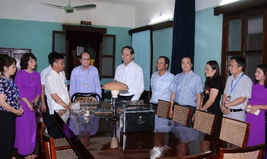 Chủ tịch nước Trần Đại Quang và đoàn Văn phòng Chủ tịch nước cùng đi thăm nơi ở và làm việc của Bác Hồ tại Nhà 67, Khu di tích Chủ tịch Hồ Chí Minh tại Phủ Chủ tịch.