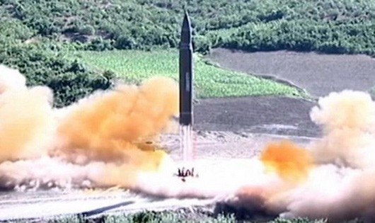 Triều Tiên phóng tên lửa qua lãnh thổ Nhật, Hàn Quốc họp khẩn