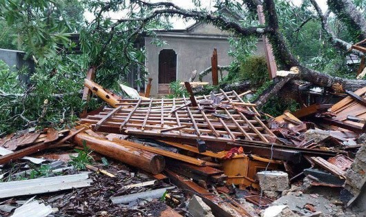 Ngôi nhà của bố mẹ anh Nguyễn Minh Chiến ở Hương Đô, Hương Khê, Hà Tĩnh bị bão số 10 đánh sập. Ảnh: Báo Dân Việt.