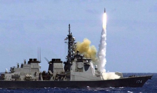 Tàu khu trục Kirishima lớp Aegis của Nhật Bản phóng tên lửa từ ngoài khơi Hawaii. Ảnh: Reuters