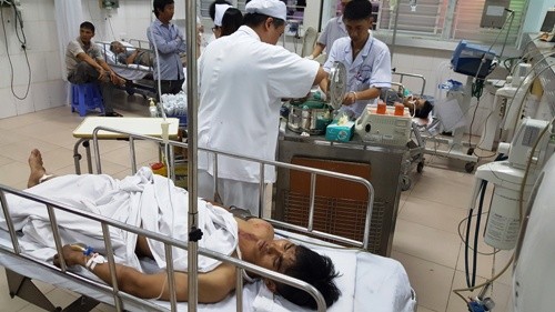 Nạn nhân Trần Xuân Thế và Trần Xuân Hải đang được cấp cứu tại bệnh viện Việt - Tiệp Hải Phòng.