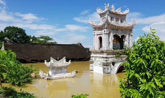 Lũ sông lên cao, ngôi đình ngoài đê sông Hoàng Long ở xã Gia Lạc (Gia Viễn, Ninh Bình) ngập sâu 3m. Ảnh: Việt Linh.