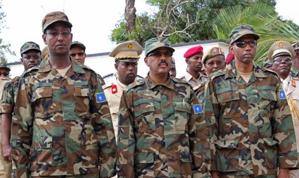 Bộ trưởng Quốc phòng Somalia Abdirashid Abdullahi (trái) bất ngờ từ chức. (Nguồn: AP)